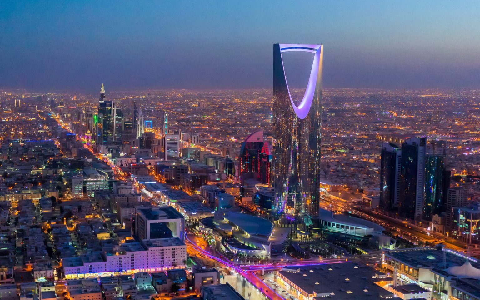 الأبطال من حولنا
